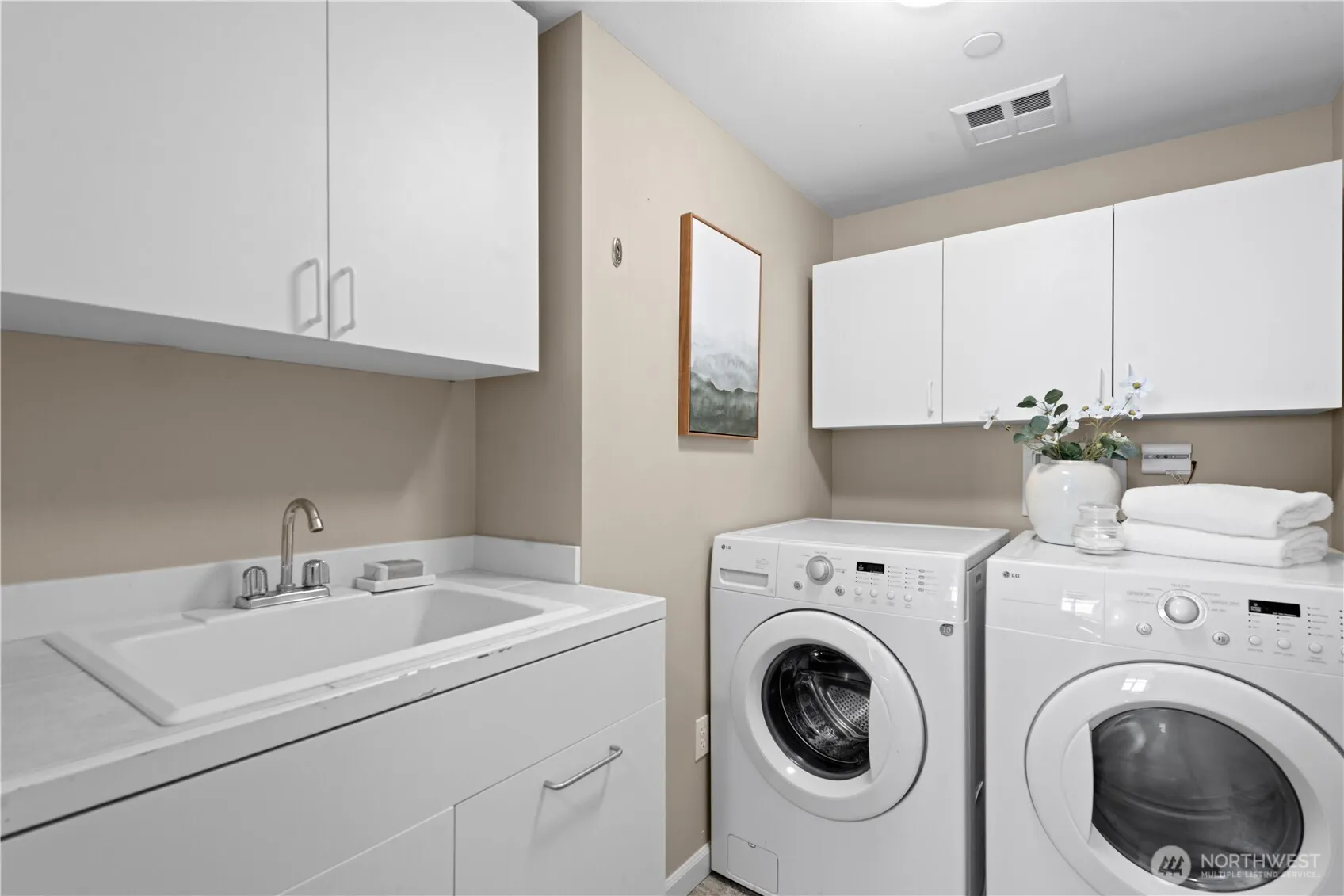 2319 1st Avenue #205, Seattle, WA 98121-3604