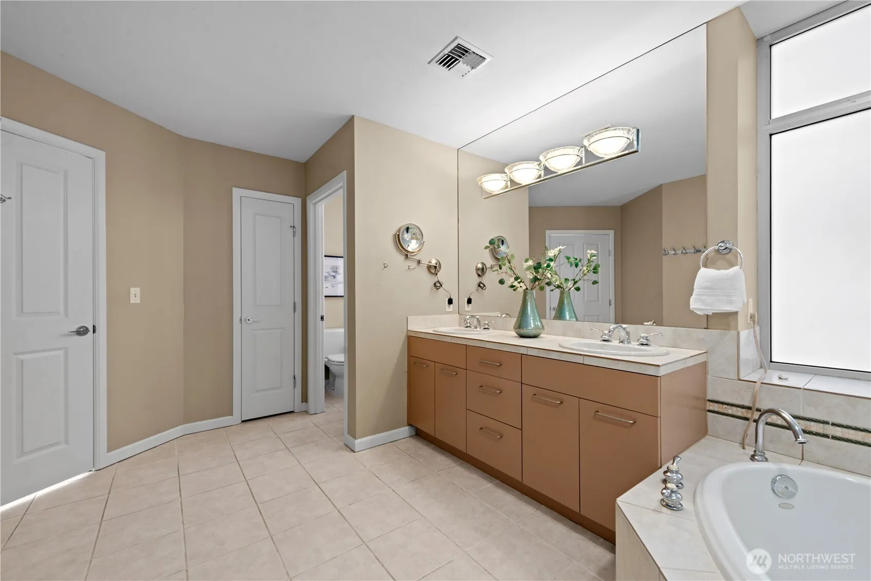 2319 1st Avenue #205, Seattle, WA 98121-3604