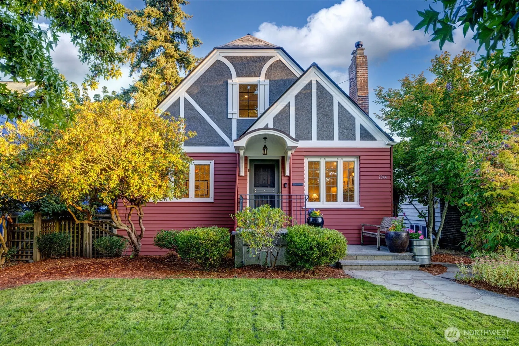 7344 Keen Way N, Seattle, WA 98103-4831