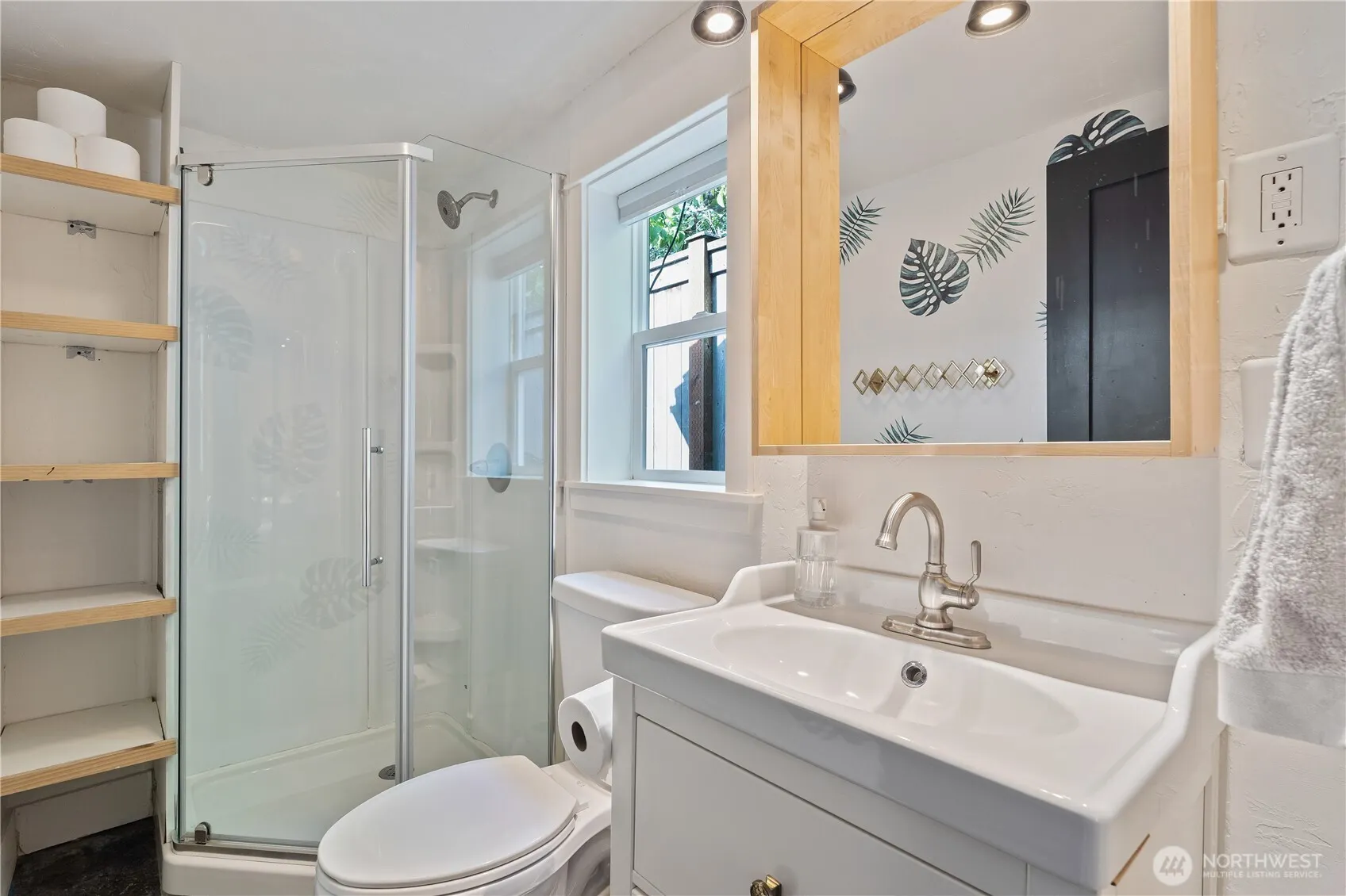 742 N 100 Street , Seattle, WA 98133
