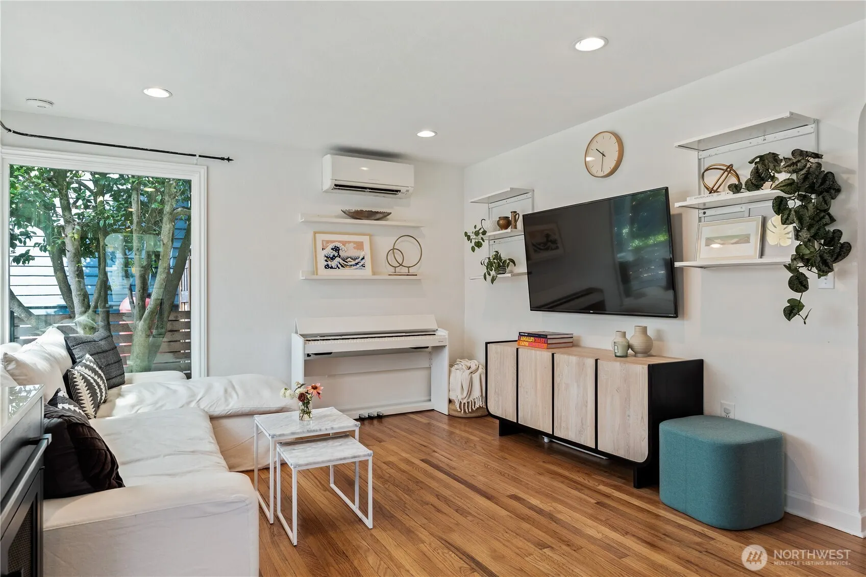 742 N 100 Street , Seattle, WA 98133