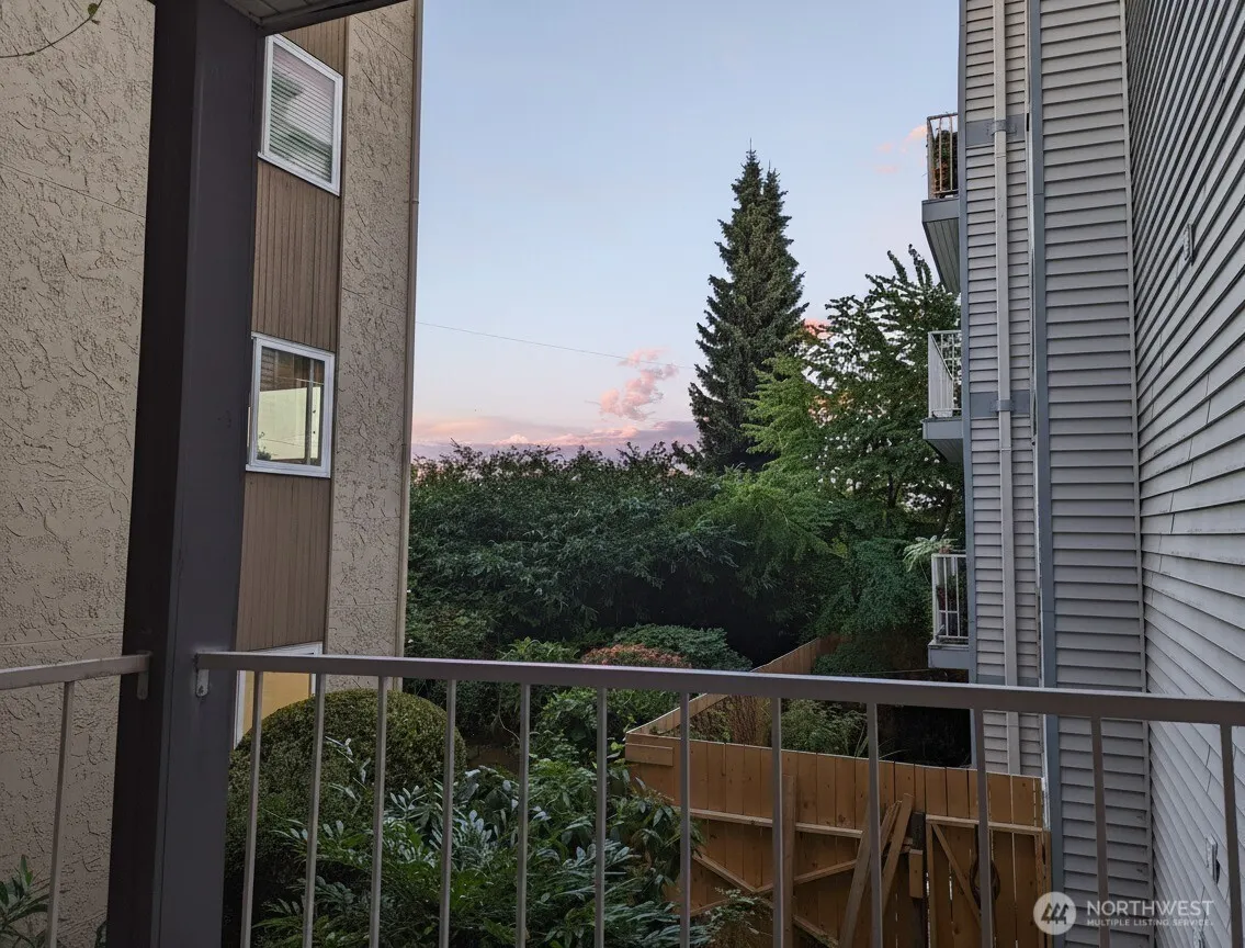 2419 8th Avenue N #202, Seattle, WA 98109