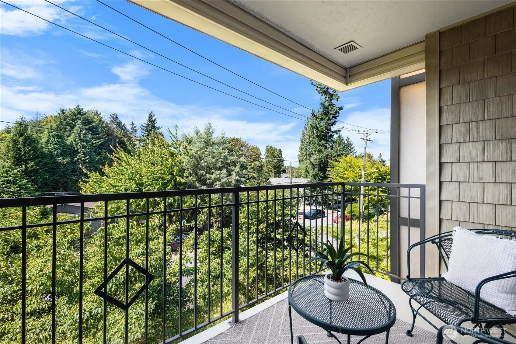 3121 W Government Way #302, Seattle, WA 98199