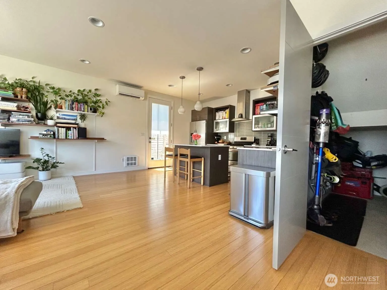 4852 40th Avenue SW #B, Seattle, WA 98116