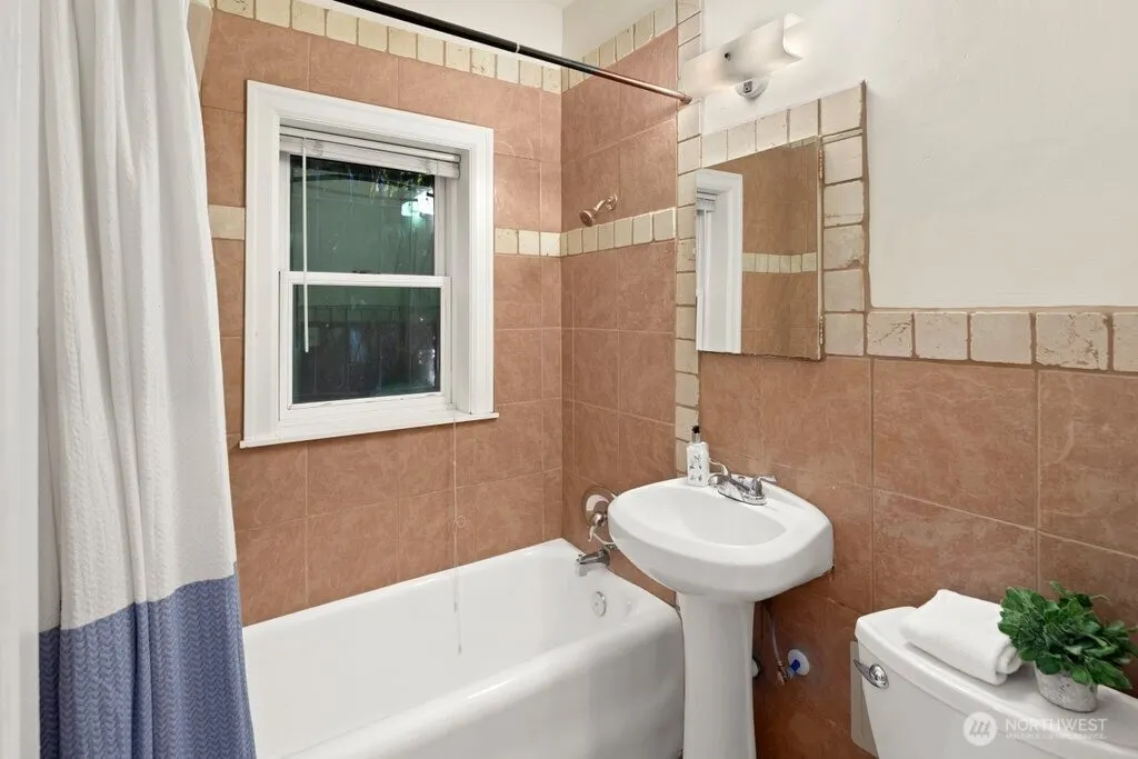 519 W Roy Street #112, Seattle, WA 98119