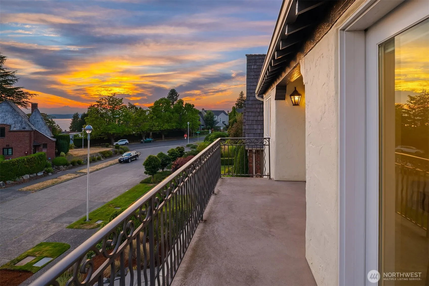 2538 Westmont Way W, Seattle, WA 98199-3720
