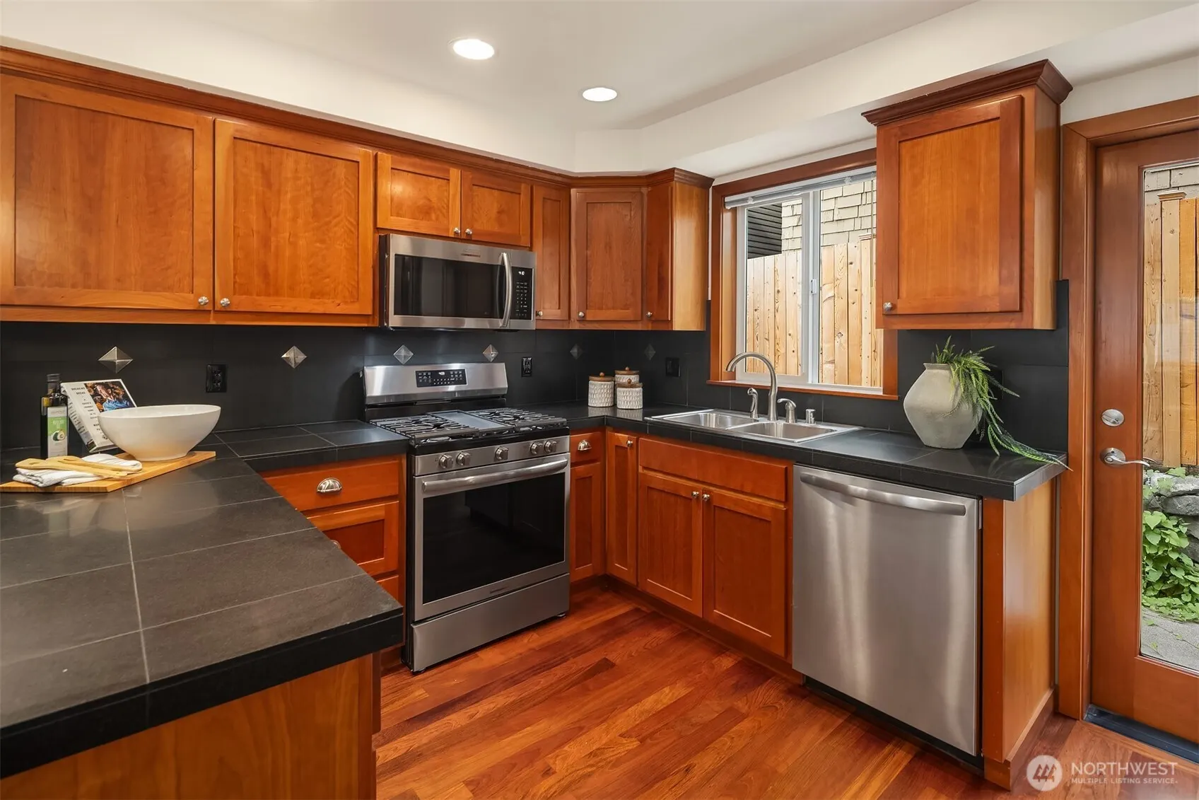 1915 9th Avenue W, Seattle, WA 98119