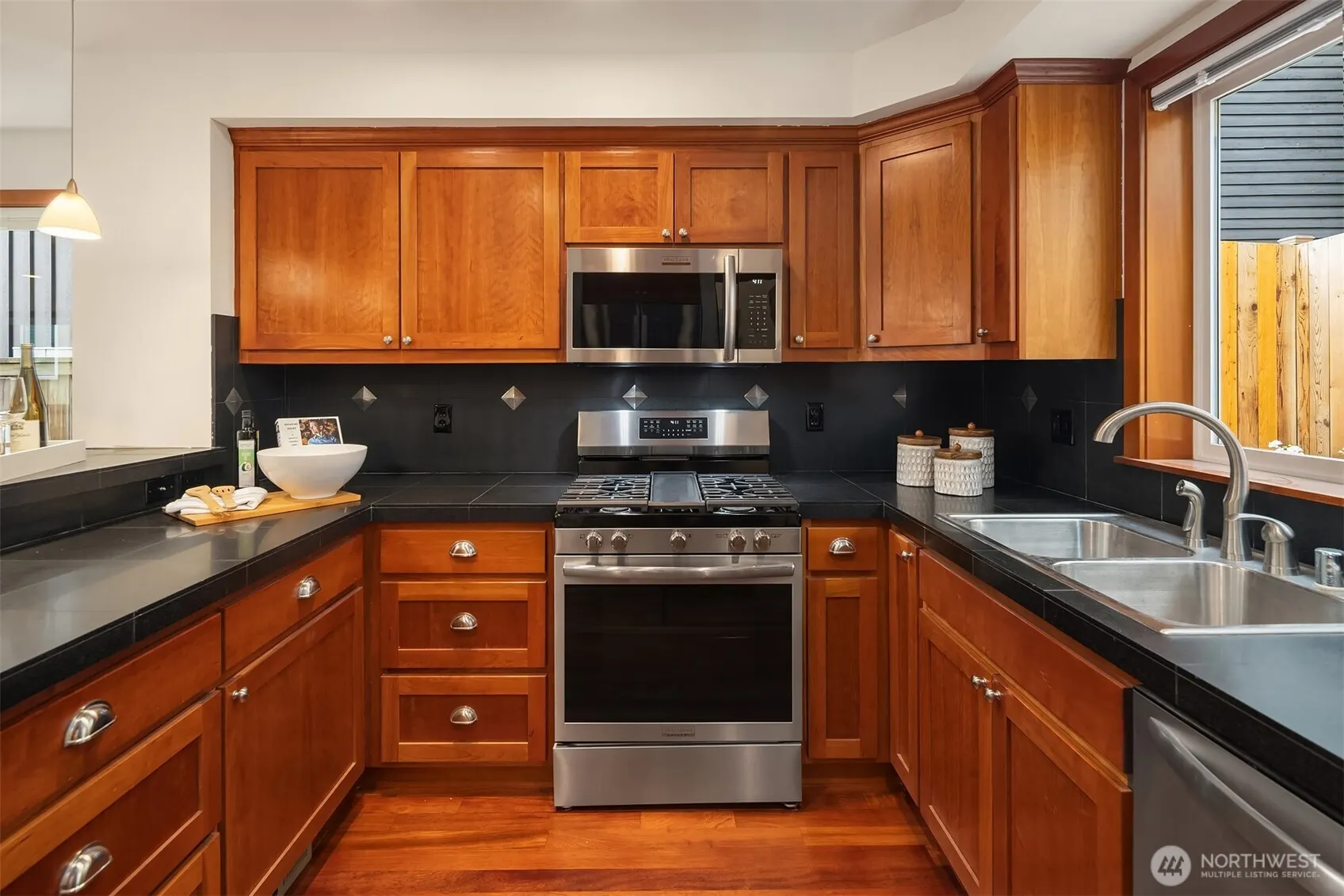 1915 9th Avenue W, Seattle, WA 98119