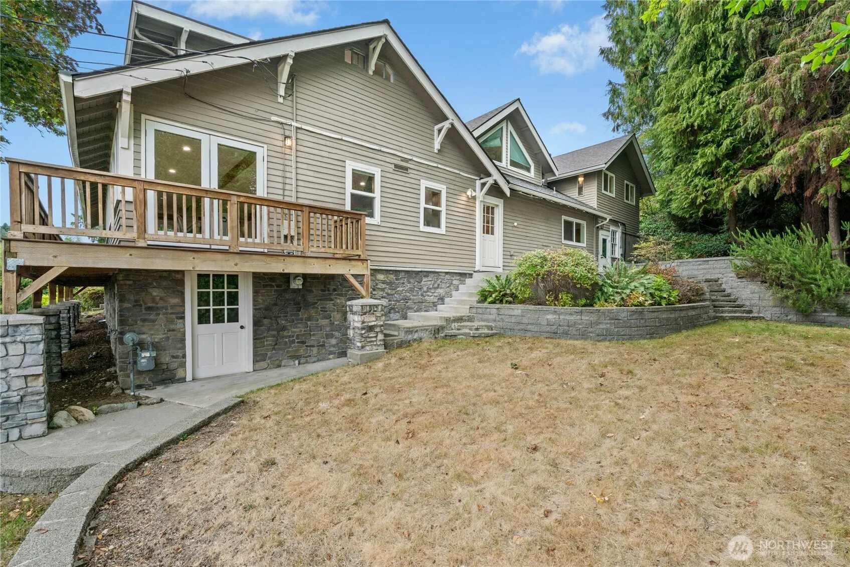12506 Holmes Point Drive NE, Kirkland, WA 98034-5732