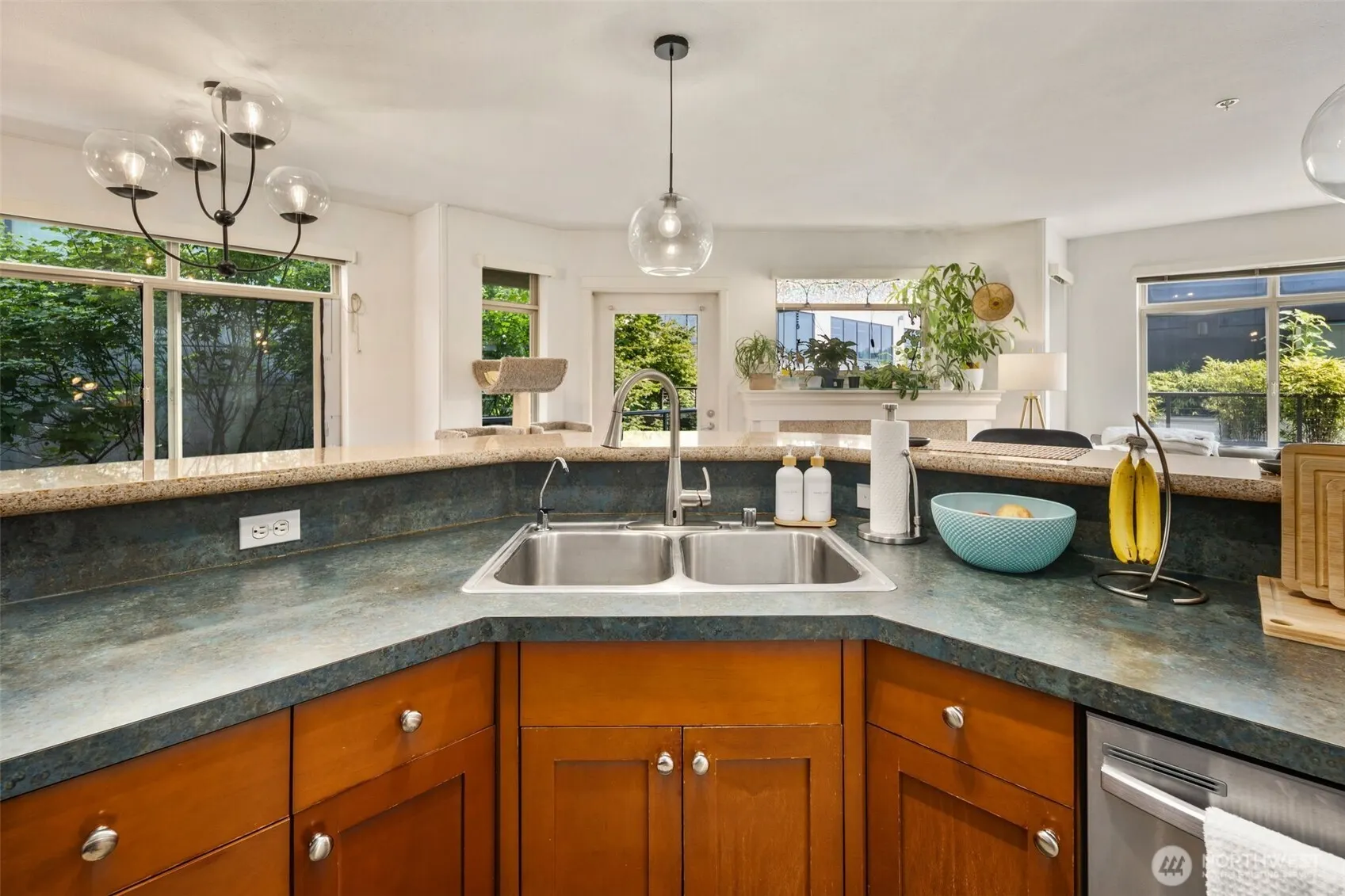 1000 Aurora Avenue N #N210, Seattle, WA 98109