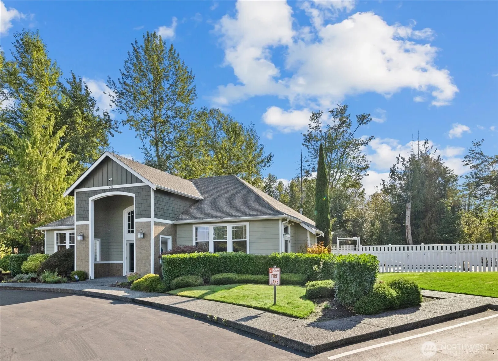 573 241st Lane SE ##4, Sammamish, WA 98074