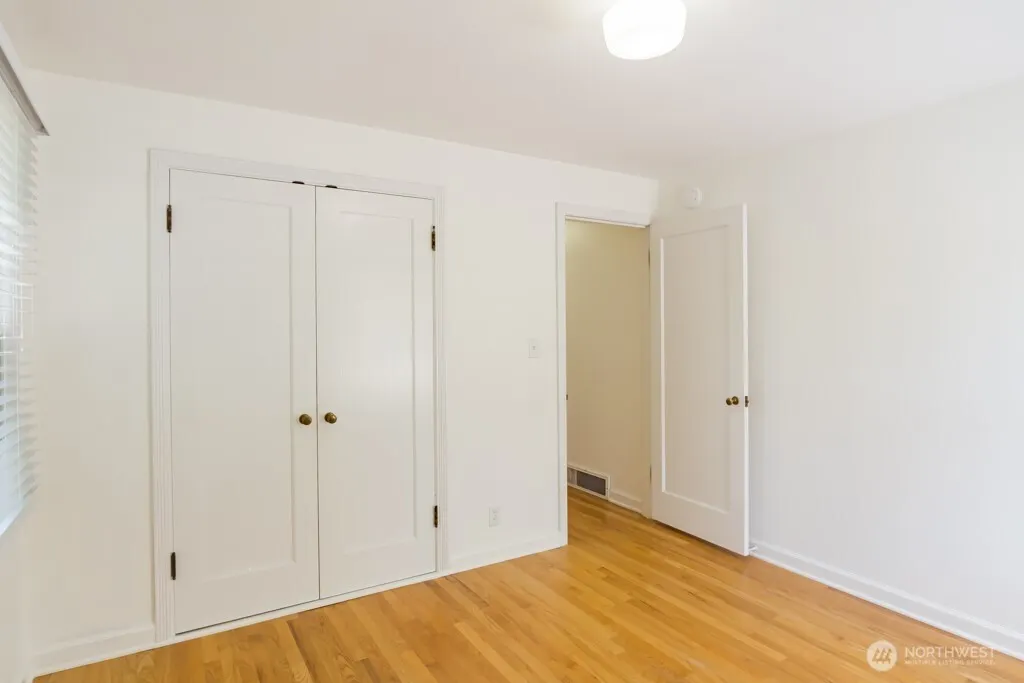 8049 Wallingford Avenue N, Seattle, WA 98103