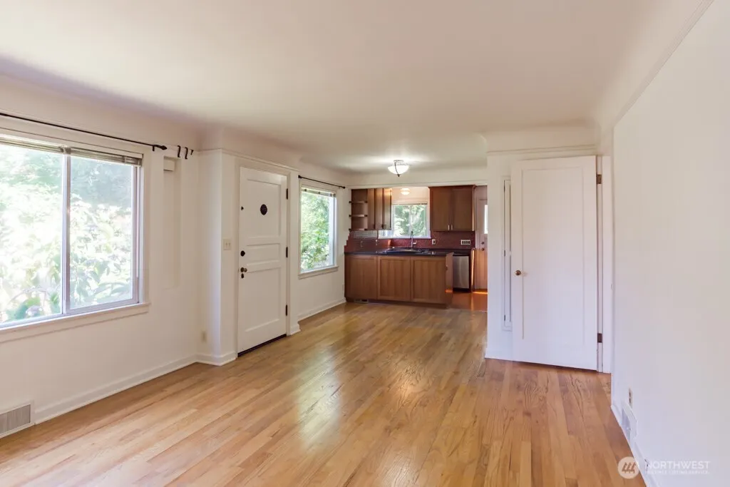 8049 Wallingford Avenue N, Seattle, WA 98103