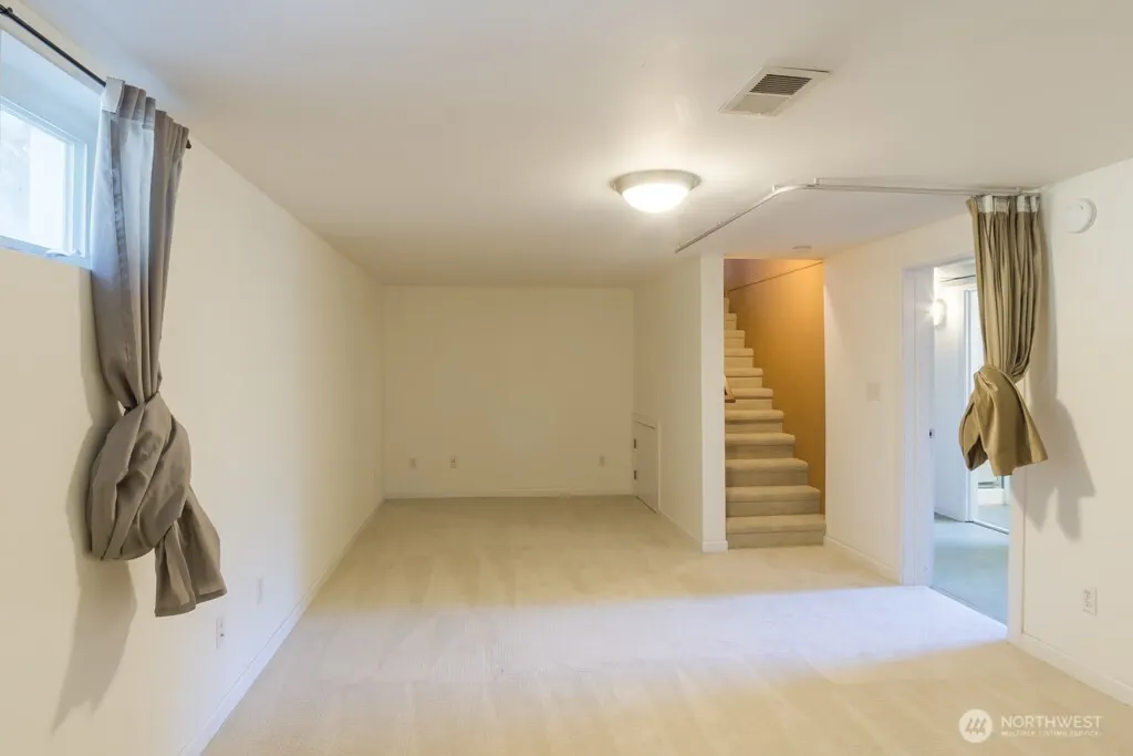8049 Wallingford Avenue N, Seattle, WA 98103