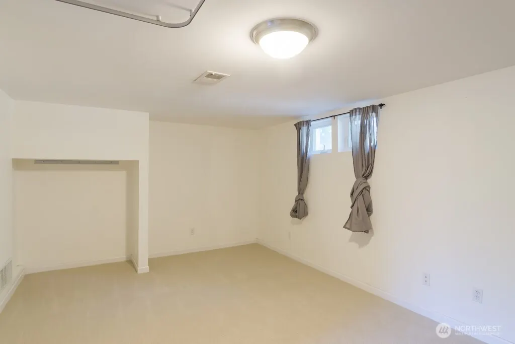 8049 Wallingford Avenue N, Seattle, WA 98103
