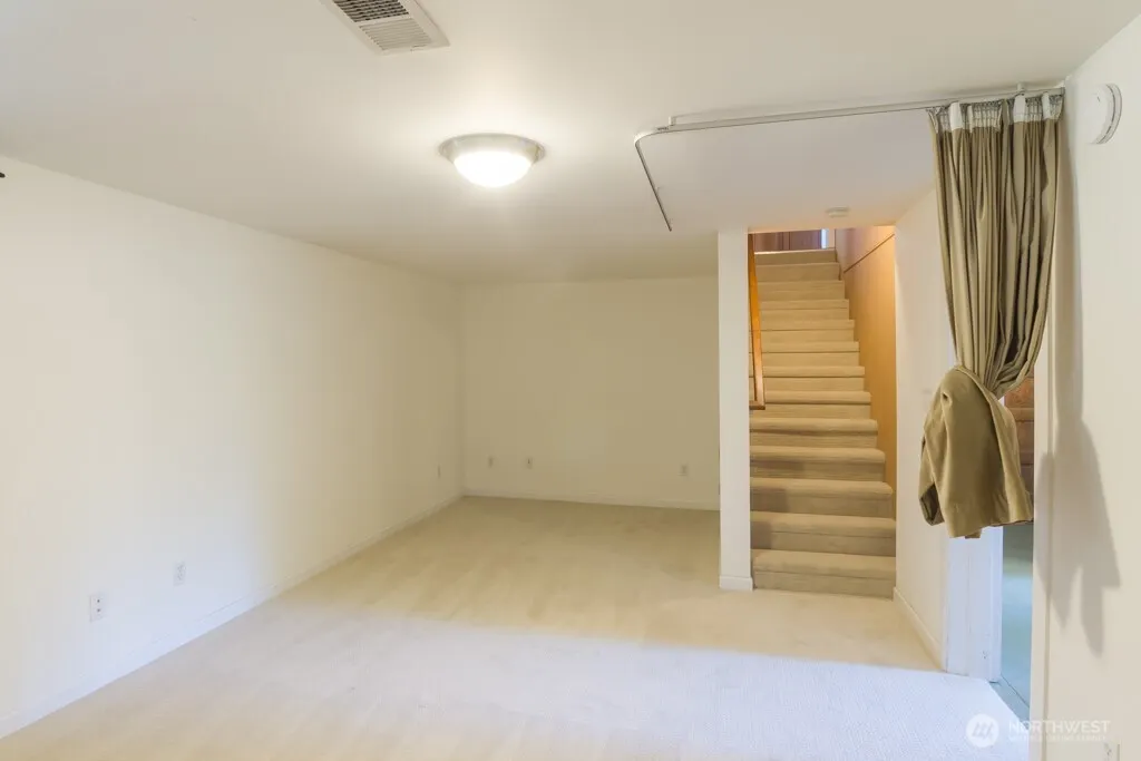 8049 Wallingford Avenue N, Seattle, WA 98103
