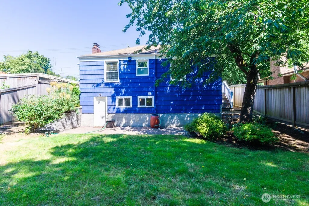 8049 Wallingford Avenue N, Seattle, WA 98103