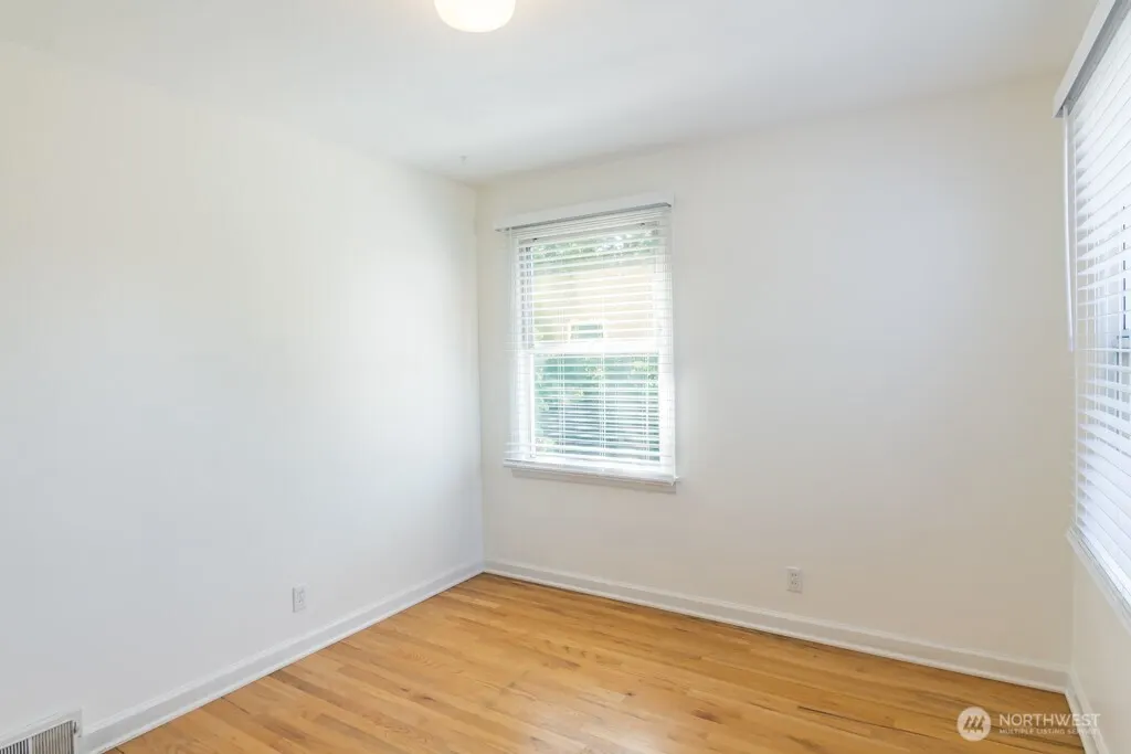 8049 Wallingford Avenue N, Seattle, WA 98103