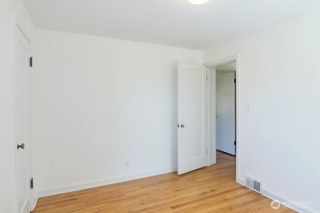 8049 Wallingford Avenue N, Seattle, WA 98103