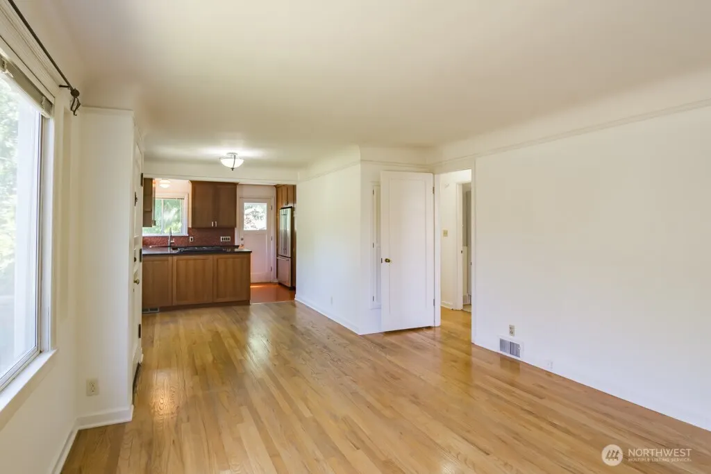 8049 Wallingford Avenue N, Seattle, WA 98103
