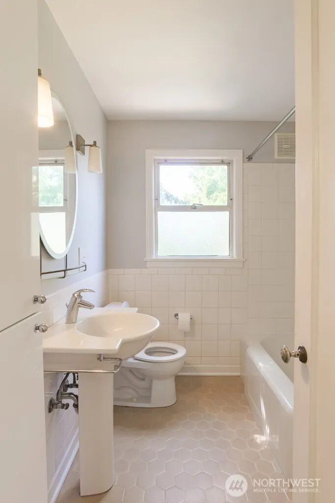 8049 Wallingford Avenue N, Seattle, WA 98103