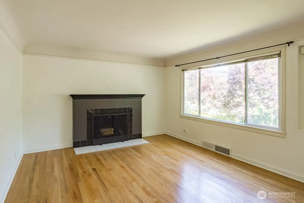 8049 Wallingford Avenue N, Seattle, WA 98103
