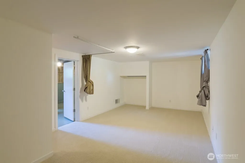 8049 Wallingford Avenue N, Seattle, WA 98103