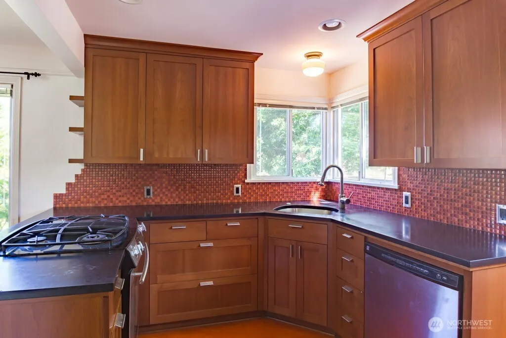 8049 Wallingford Avenue N, Seattle, WA 98103
