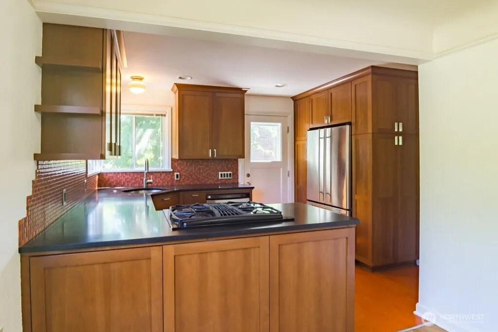 8049 Wallingford Avenue N, Seattle, WA 98103