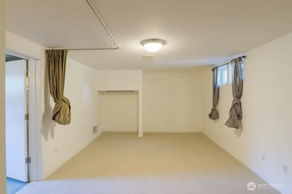 8049 Wallingford Avenue N, Seattle, WA 98103