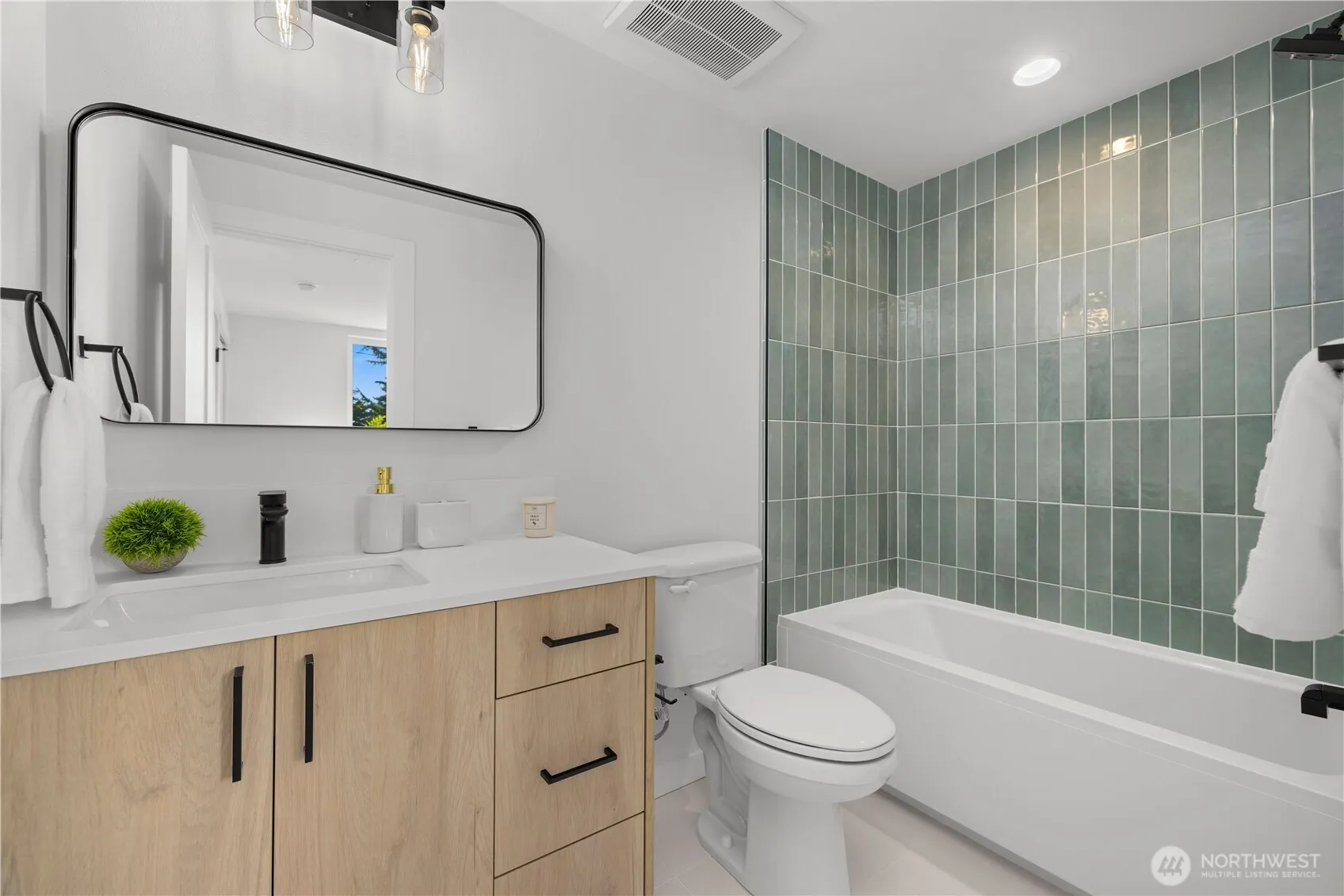 3852 Carr Place N, Seattle, WA 98103