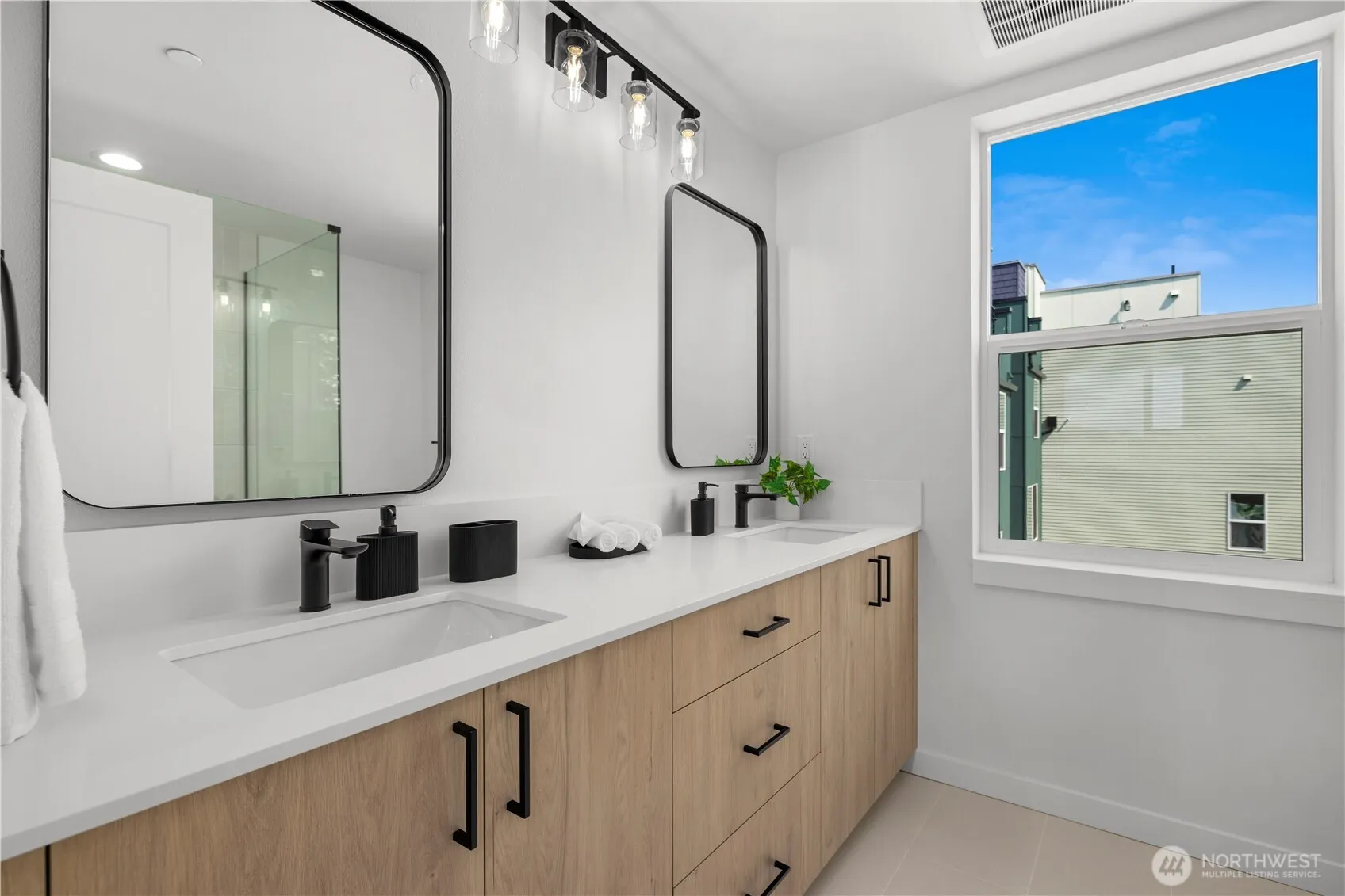3852 Carr Place N, Seattle, WA 98103