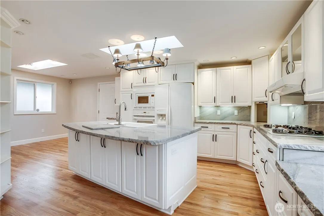 1807 121st Avenue SE, Bellevue, WA 98005
