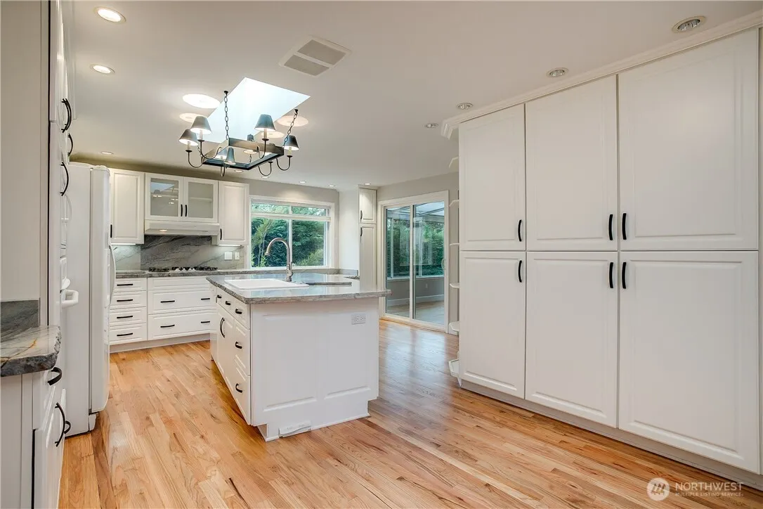 1807 121st Avenue SE, Bellevue, WA 98005