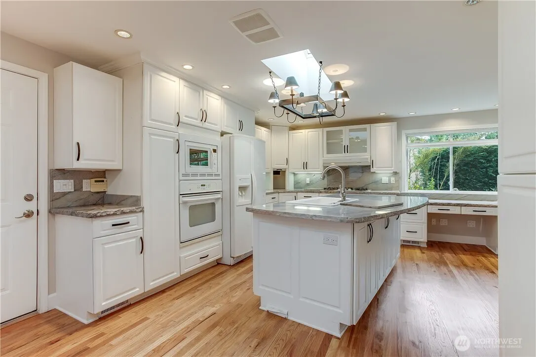 1807 121st Avenue SE, Bellevue, WA 98005