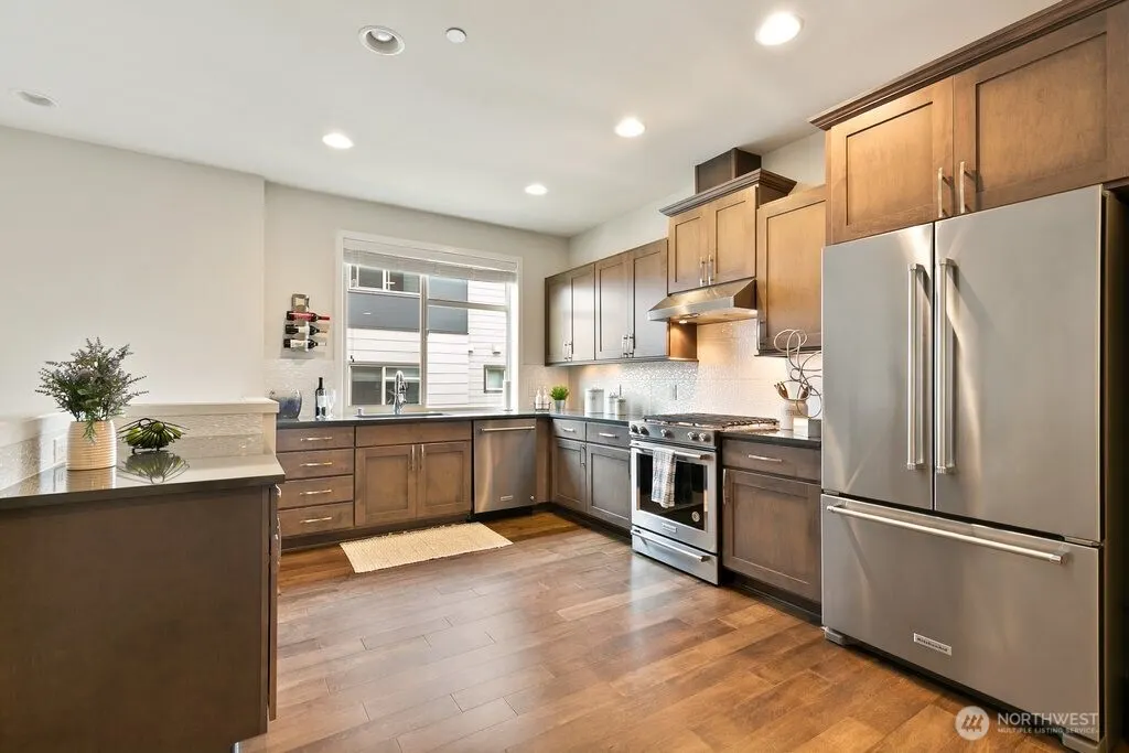 966 6th Walk NE, Issaquah, WA 98029
