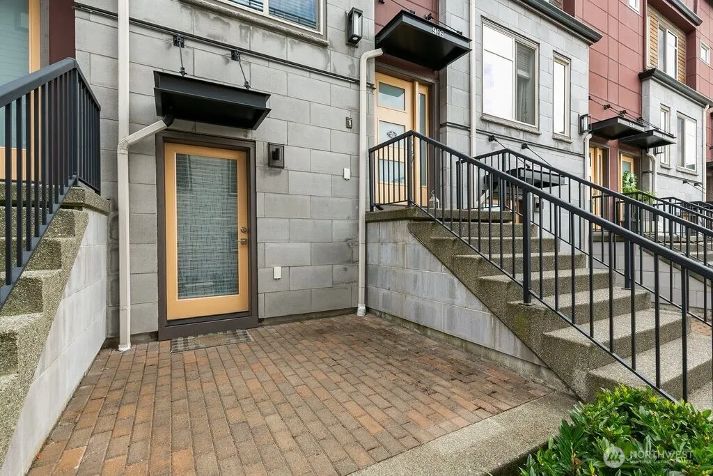 966 6th Walk NE, Issaquah, WA 98029