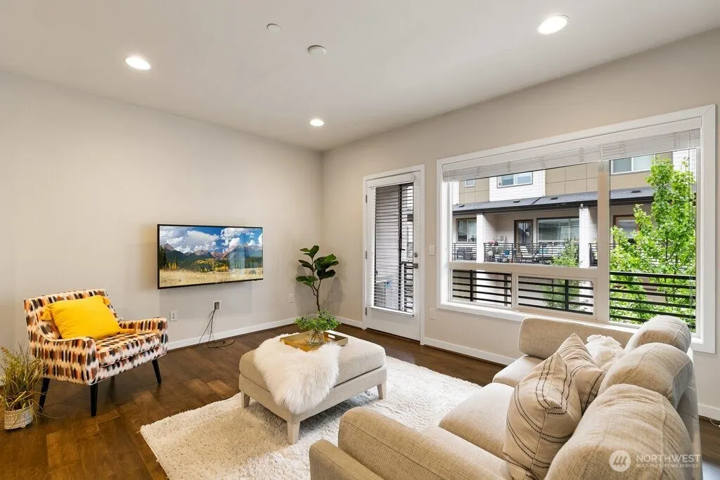 966 6th Walk NE, Issaquah, WA 98029