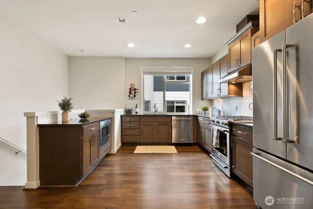 966 6th Walk NE, Issaquah, WA 98029