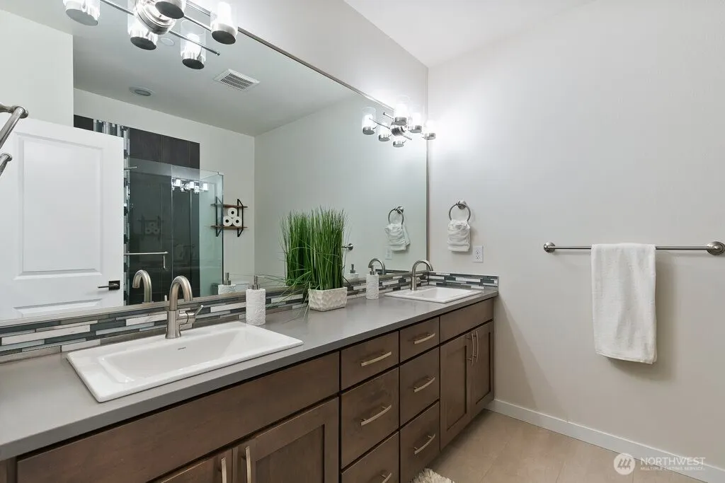 966 6th Walk NE, Issaquah, WA 98029