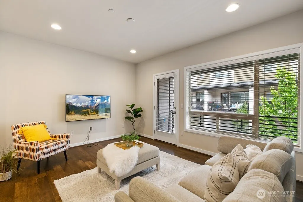 966 6th Walk NE, Issaquah, WA 98029