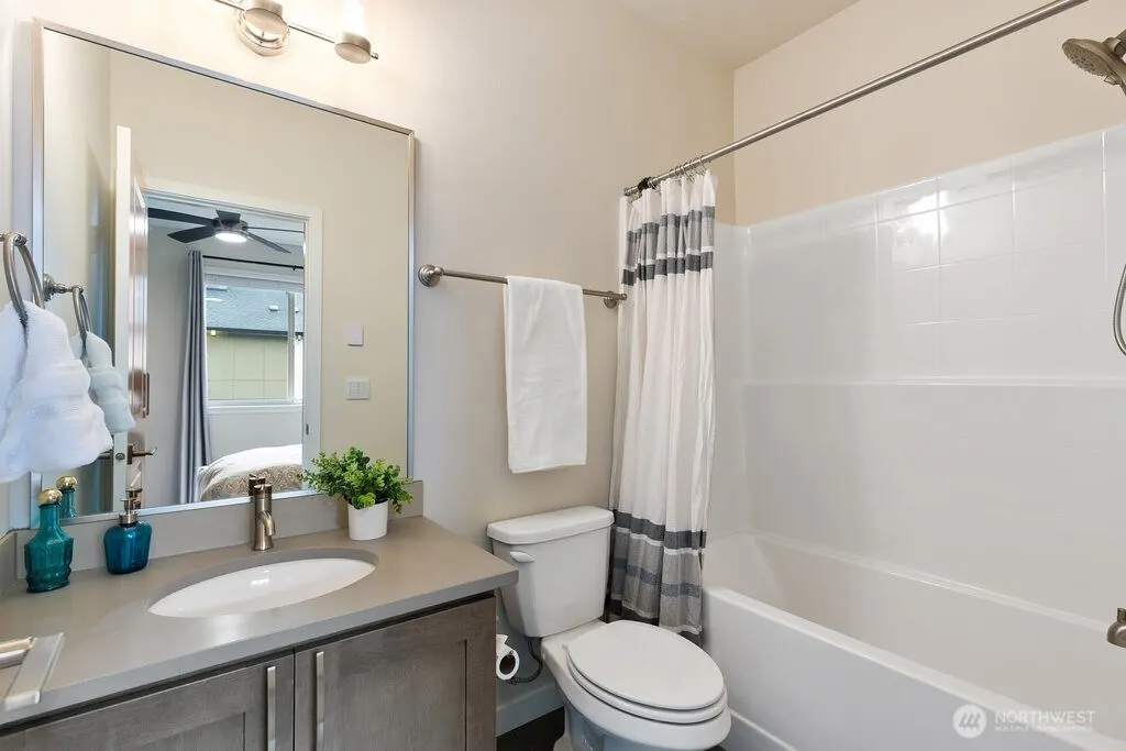 966 6th Walk NE, Issaquah, WA 98029