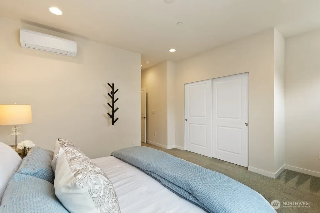 966 6th Walk NE, Issaquah, WA 98029