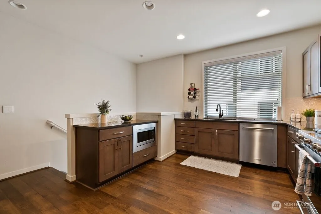 966 6th Walk NE, Issaquah, WA 98029