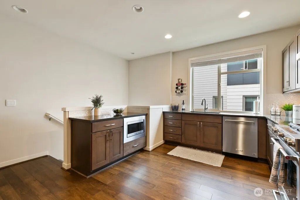 966 6th Walk NE, Issaquah, WA 98029