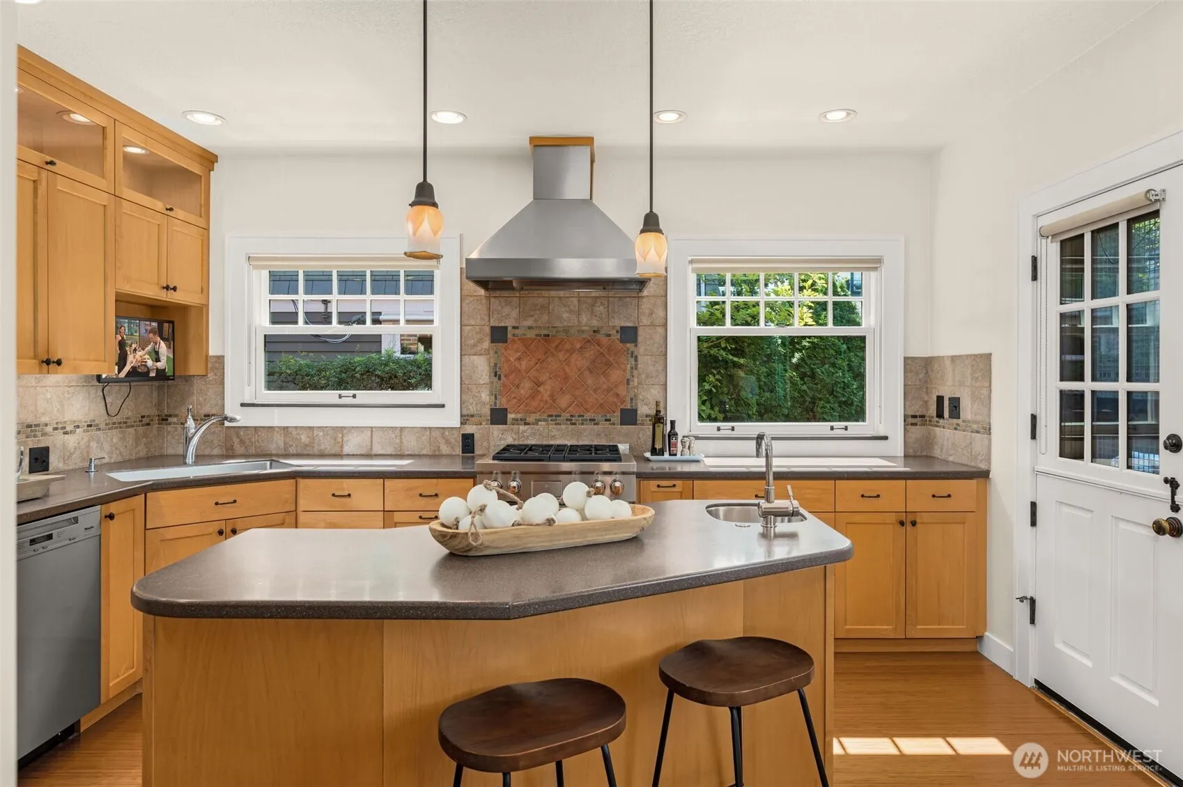 469 Lynn Street , Seattle, WA 98109