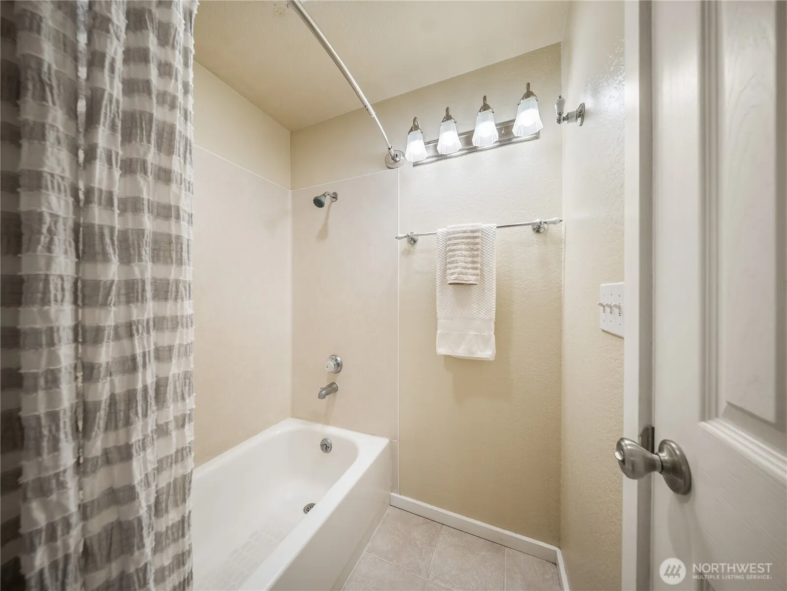 20120 66th Place W #E3, Lynnwood, WA 98036