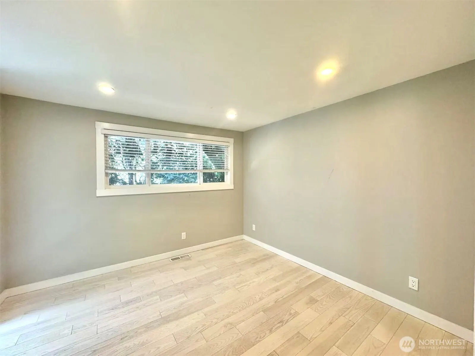 15662 Main St , Bellevue, WA 98008