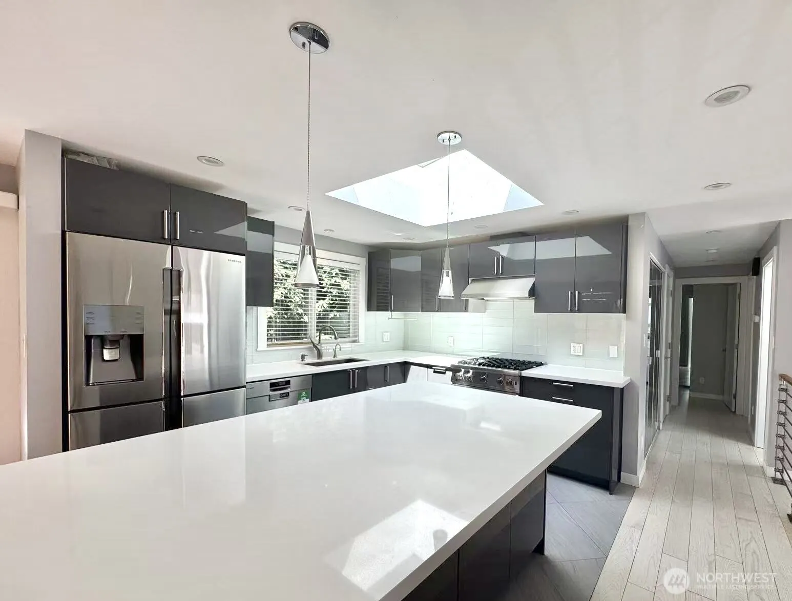 15662 Main St , Bellevue, WA 98008