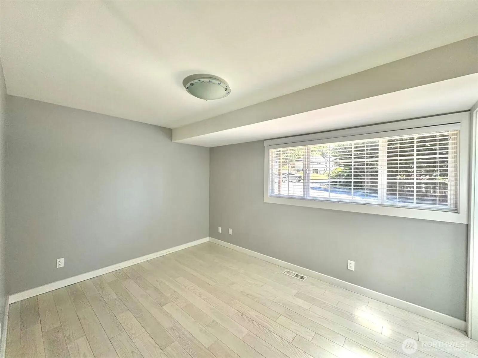 15662 Main St , Bellevue, WA 98008